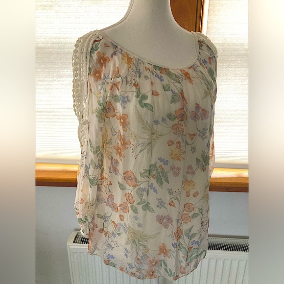 Beautiful light spring blouse with open shoulders size small - Picture 1 of 7